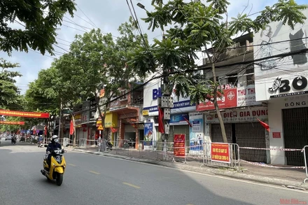 Nhiều hộ dân hai bên đại lộ Hồ Chí Minh ở trung tâm TP Hải Dương đã phải cách ly y tế do liên quan đến các ca nhiễm Covid-19.