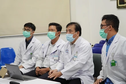 Các bác sĩ Bệnh viện Chợ Rẫy hội chẩn trực tuyến với Bệnh viện đa khoa tỉnh Quảng Nam. (Ảnh BVCC)