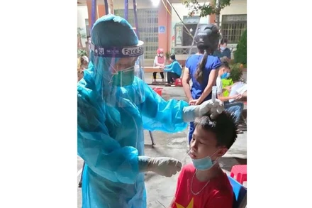 70 học sinh Trường Tiểu học Quyết Tiến ,TP Lai Châu, F2 của bệnh nhân 3758 được lấy mẫu xét nghiệm ngay trong đêm 14-5 và đều cho kết quả âm tính.