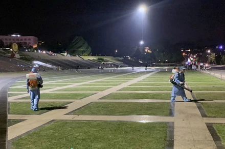 Lực lượng chức năng tiến hành phun khử khuẩn tại một số địa điểm liên quan lịch trình bệnh nhân số 6437 tại Đà Lạt.