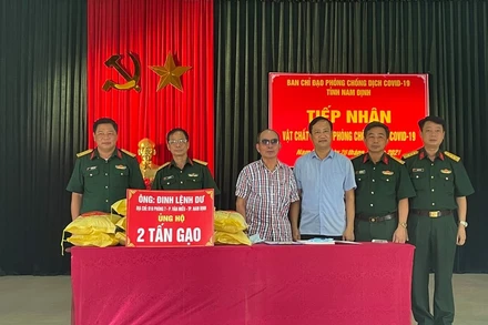 Ông Đinh Lệnh Dư ủng hộ hai tấn gạo cho công tác phòng, chống dịch Covid-19 tại Ủy ban MTTQ Việt Nam tỉnh Nam Định.