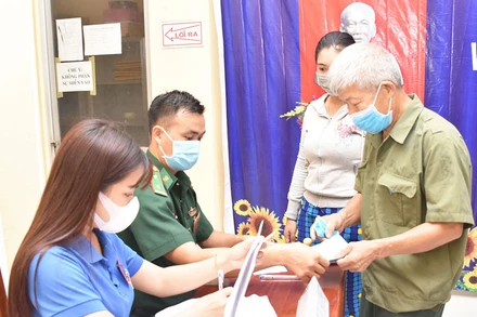 Cử tri Nghệ An nhận phiếu bầu cử.