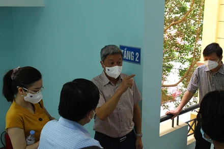 Thứ trưởng Nguyễn Trường Sơn bàn mô hình test nhanh với các thành viên Bộ phận công tác đặc biệt của Bộ Y tế tại Bắc Giang.