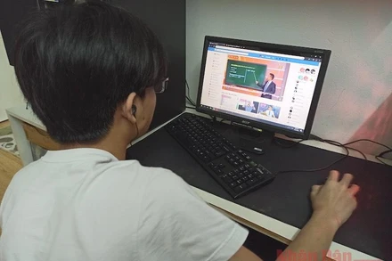 Học sinh học trực tuyến. Ảnh: DUY LINH