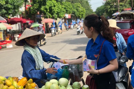 Người dân lao động tự do được cán bộ BHXH tư vấn, hướng dẫn về BHXH tự nguyện. Ảnh: Trung Tâm