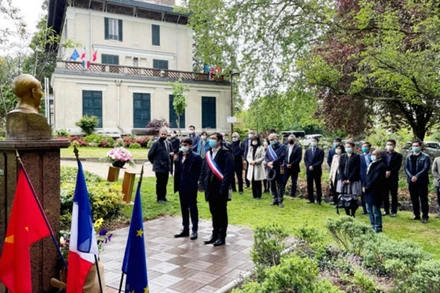 Lễ đặt hoa trước tượng Bác tại công viên Montreuil.