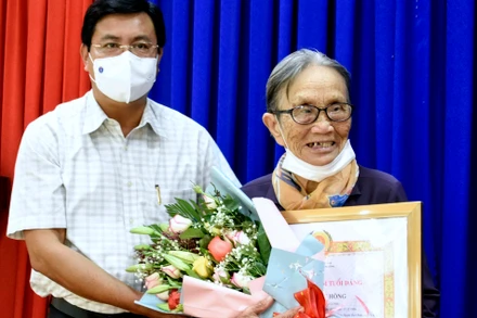 Bí thư Tỉnh uỷ Cà Mau trao huy Đảng 65 năm cho Đảng viên Nguyễn Thị Hồng.