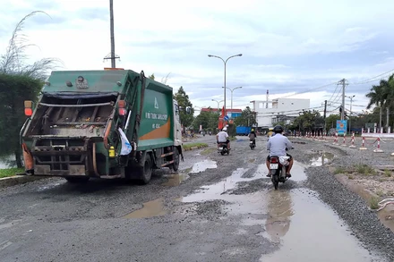 Một đoạn trên tuyến đường Nguyễn Trãi thuộc quốc lộ 63 sau cơn mưa nhỏ, chiều 18-5.