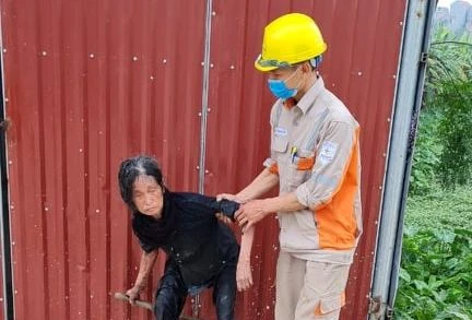 Anh Nguyễn Trung Quyết và cụ bà Nguyễn Thị Tý.