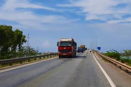 Cầu Gianh hẹp nên tốc độ bị hạn chế, xe qua đây phải nối đuôi nhau.