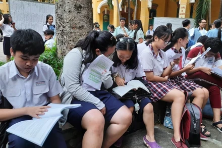 Học sinh TP Hồ Chí Minh thì vào lớp 10 năm học 2020-2021. (Ảnh minh họa)