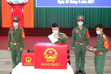 Cử tri là quân đội bỏ phiếu bầu cử sớm.
