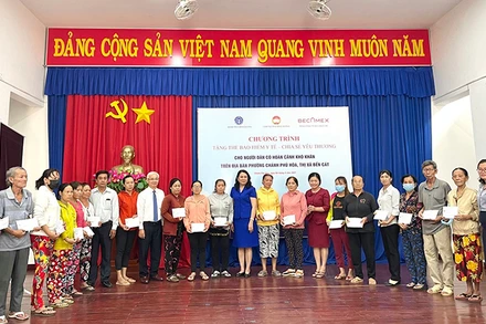 Becamex IDC trao thẻ BHYT cho người dân khó khăn do ảnh hưởng dịch bệnh Covid-19.