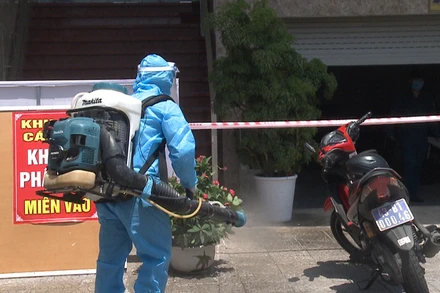 Phun hóa chất Chloramin B khử khuẩn môi trường tại Khách sạn Phú An trưa 4-5.