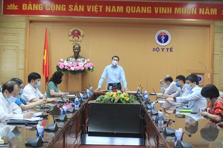 Thứ trưởng Bộ Y tế Trần Văn Thuấn chủ trì cuộc họp trực tuyến.