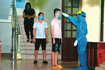 Kiểm tra y tế đối với bệnh nhân trong Bệnh viện đa khoa khu vực Phúc Yên.