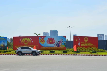 Bùng binh trước cầu sông Hàn được trang trí những pa-nô, khẩu hiệu tuyên truyền.