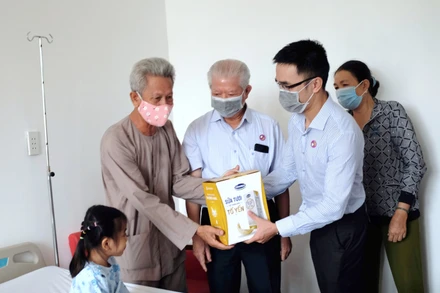 Vinamilk cùng Hội Bảo trợ Bệnh nhân nghèo TP Hồ Chí Minh đến thăm và tặng quà cho bé Bảo Trân tại Bệnh viện tim Tâm Đức. (Ảnh: VNM)