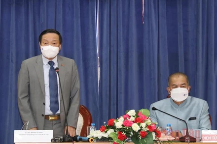 Đại sứ Nguyễn Bá Hùng (trái) và Phó Thủ tướng Lào Kikeo Khaykhamphithoune tại buổi làm việc. 