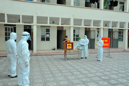 Cử tri thực hiện quyền bầu cử tại khu cách ly tập trung.