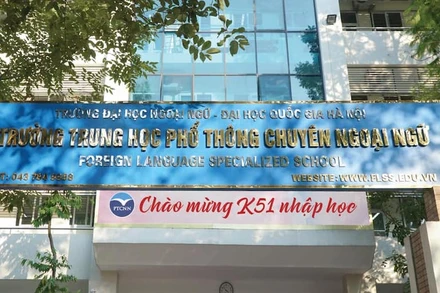 Trường chuyên Ngoại ngữ cho học sinh kiểm tra học kỳ trực tuyến