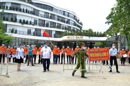 Lực lượng chức năng thực hiện dỡ bỏ phong tỏa, cách ly khách sạn Pao’Sa Pa.