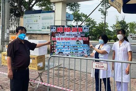 GS, TSKH Trần Duy Quý đại diện hội trao tặng quà tài trợ cho đại diện BV Bệnh Nhiệt đới Trung ương.