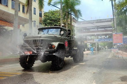 Xe phòng hóa Quân khu ba phun hóa chất khử khuẩn toàn bộ bệnh viện đa khoa tỉnhThái Bình sáng 8-5