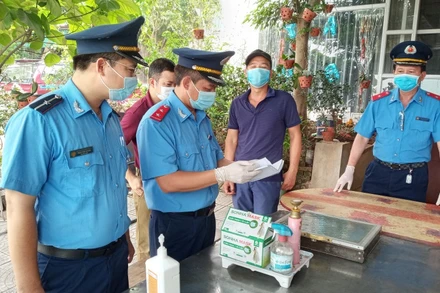 Thanh tra GTVT đường thủy nội địa kiểm tra sổ ghi chép danh sách hành khách và các điều kiện phòng, chống dịch.