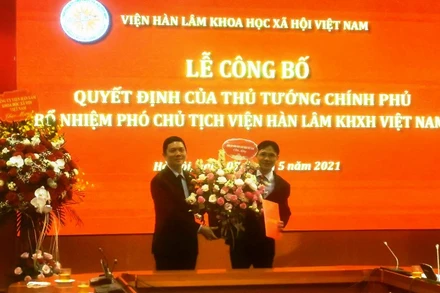 Trao quyết định bổ nhiệm đồng chí Nguyễn Đức Minh làm Phó Chủ tịch Viện Hàn lâm KHXH Việt Nam.
