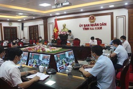 Đồng chí Trương Quốc Huy, Chủ tịch UBND tỉnh Hà Nam chủ trì cuộc họp trực tuyến về phòng chống dịch Covid-19