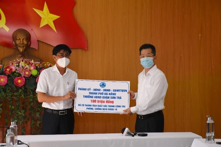 Bí thư Thành ủy Đà Nẵng Nguyễn Văn Quảng và lãnh đạo TP Đà Nẵng thăm, thưởng nóng UBND quận Sơn Trà, sáng 14-5.