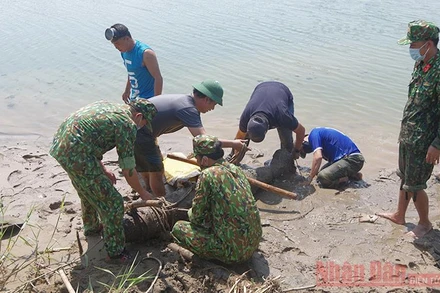 Lực lượng công binh đưa được quả bom vào bờ để chở đến nơi tập kết chuẩn bị hủy.