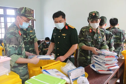 Đoàn cán bộ Học viện Quân y chuẩn bị cho công tác lấy mẫu xét nghiệm.