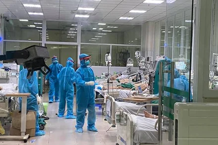 Các bác sĩ BV Bệnh Nhiệt đới Trung ương chăm sóc bệnh nhân. (Ảnh: TĐ)