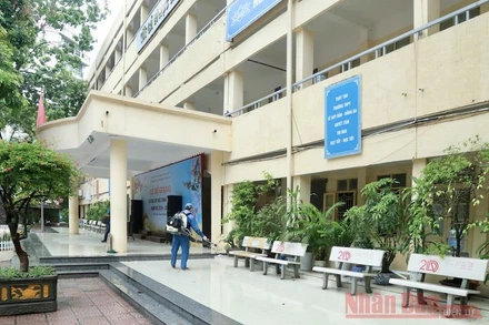 Phun khử khuẩn tại trường học để phòng chống dịch Covid-19. Ảnh: DUY LINH