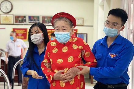 Ngay từ sáng sớm, nhiều tình nguyện viên huyện Bắc Từ Liêm đã có mặt ở các điểm bầu cử, hỗ trợ cử tri cao tuổi bầu cử đại biểu Quốc hội khóa XV và đại biểu HĐND các cấp nhiệm kỳ 2021-2026.