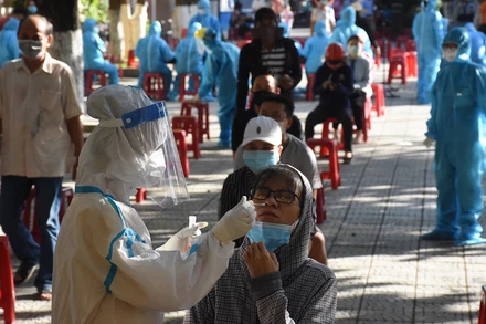 Đà Nẵng lấy mẫu xét nghiệm SARS-CoV-2 cho người lao động tại các khu công nghiệp (Ảnh minh họa: Anh Đào).