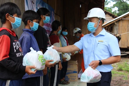 Cán bộ, công nhân Điện lực Kon Rẫy tặng các phần quà nhân dịp Quốc tế Thiếu nhi 1-6 cho các cháu làng Đăk Nghen, xã Đăk Pne, huyện Kon Rẫy.