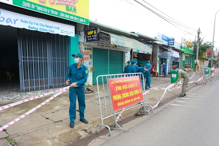 Lực lượng chức năng gỡ phong tỏa đoạn đường Ngô Quyền, TP Long Khánh.