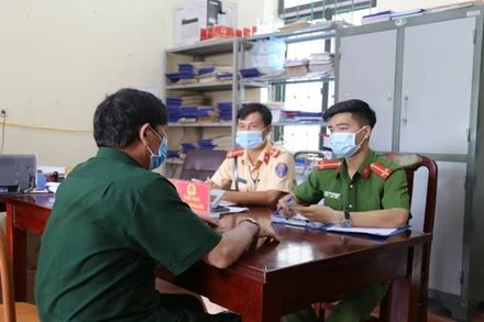 Công an tỉnh Vĩnh Phúc xử phạt người không đeo khẩu trang nơi công cộng.