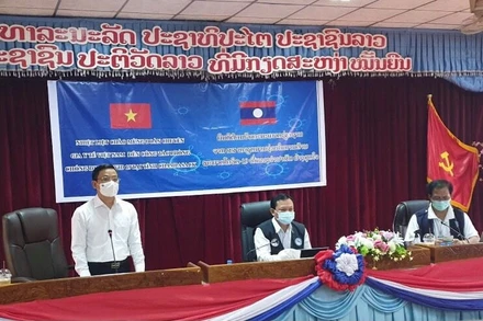 TS, BS Vương Ánh Dương - Phó Cục trưởng Cục Quản lý Khám chữa bệnh (Bộ Y tế), Trưởng đoàn công tác của Bộ Y tế tại Lào phát biểu trong buổi làm việc của đoàn với đại diện lãnh đạo Bộ Y tế Lào và Giám đốc Sở Y tế Champasak tại tỉnh Champasak.