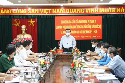 Chủ tịch UBND thành phố Hà Nội kiểm tra công tác chuẩn bị bầu cử tại quận Đống Đa. Ảnh: Quỳnh Anh 