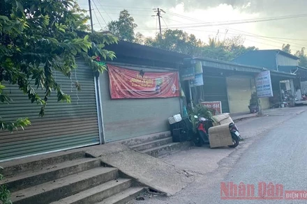 Các cửa hàng tạp hóa ở trung tâm xã Si Pa Phìn đều đóng cửa để phòng dịch.