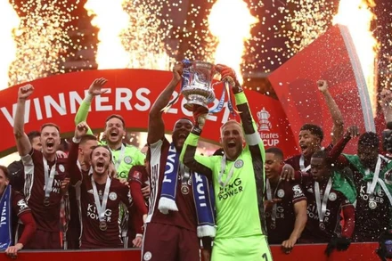 Các cầu thủ Leicester City nâng cao chiếc Cúp FA đầu tiên trong lịch sử đội bóng. (Ảnh: Getty Images)