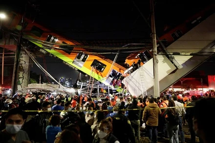 Hiện trường vụ sập cầu tại Mexico. (Ảnh: Reuters)