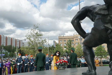 Đại biện lâm thời Việt Nam tại LB Nga Nguyễn Quỳnh Mai cùng toàn thể cán bộ Đại sứ quán dâng hoa nhân Kỷ niệm 131 năm Ngày sinh Chủ tịch Hồ Chí Minh.