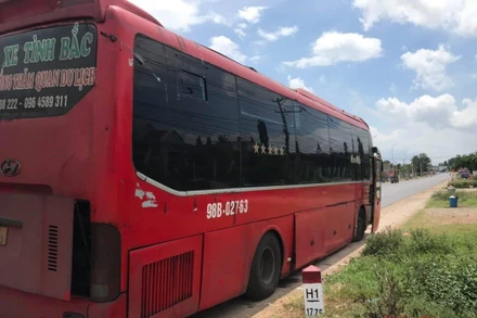 Tạm giữ xe khách chở năm người người nhập cảnh trái phép.