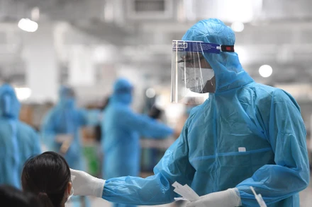 Bác sĩ, nhân viên y tế Bệnh viện Việt Nam - Thụy Điển (Uông Bí - Quảng Ninh) 2 hỗ trợ lấy mẫu xét nghiệm ở Bắc Giang. Ảnh: DUY LINH