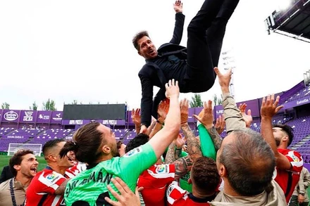 Các cầu thủ Atletico ăn mừng chức vô địch La Liga. (Ảnh: Reuters)